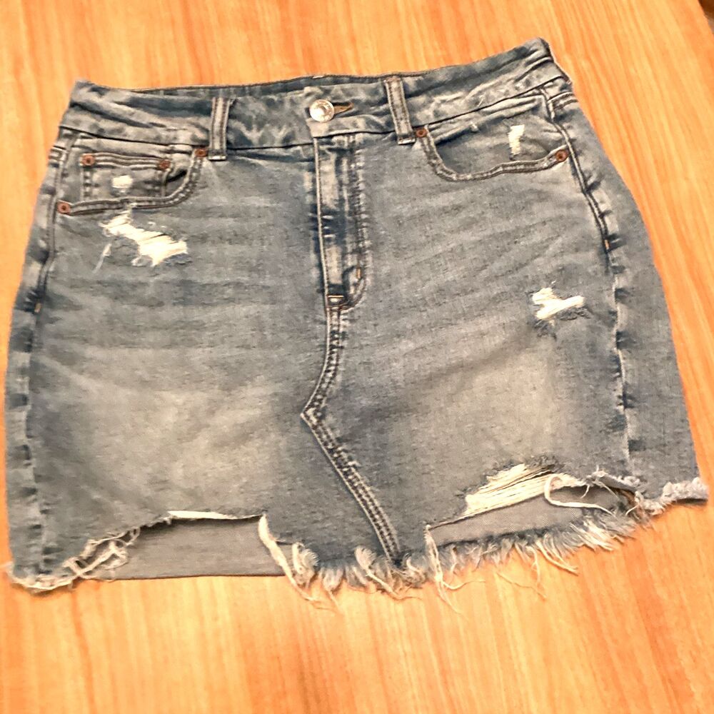 Super Cute American Eagle Women's Distressed Denim Mini Skirt, size 10
